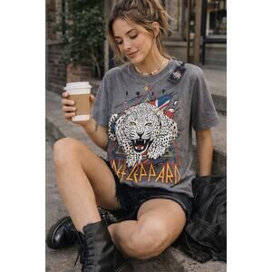 Def Leppard Graphic Tee Leopard Rock Band Shirt Gray Medium NWT